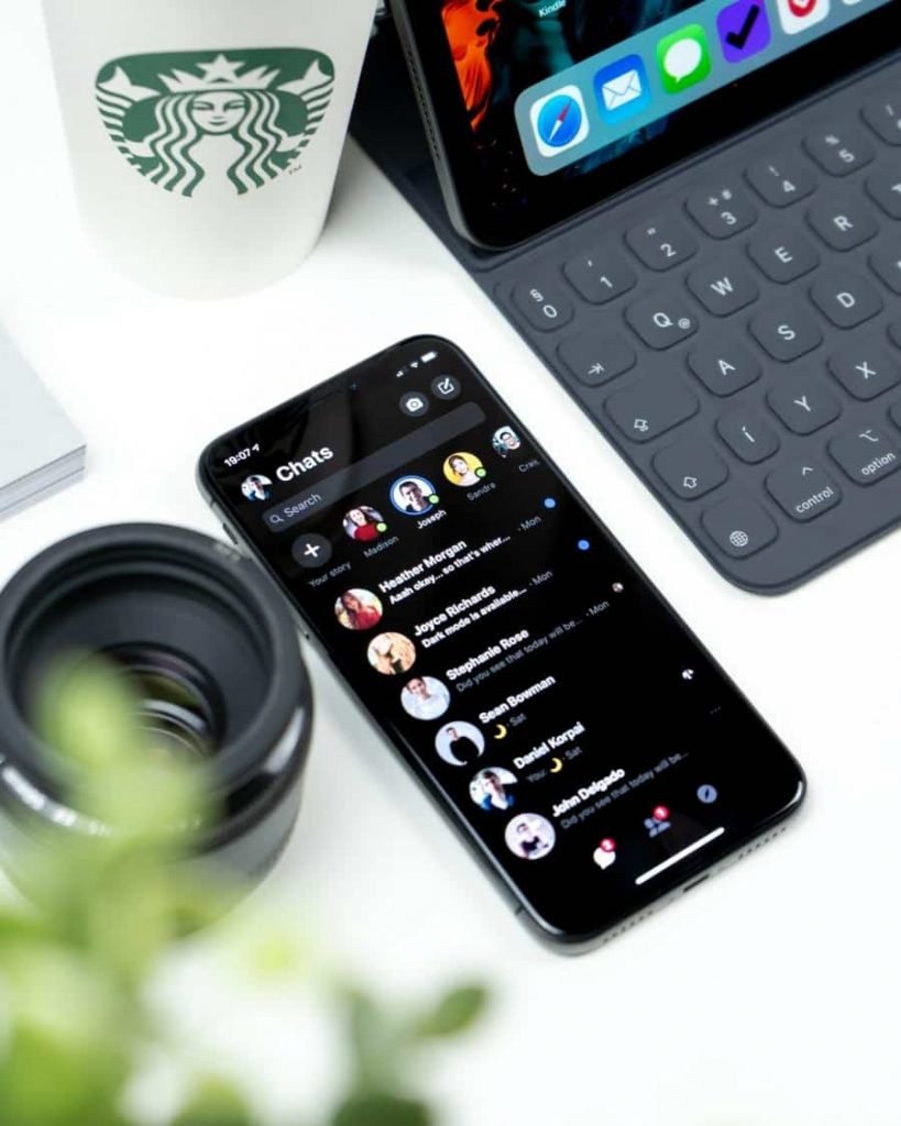 To keep strangers away from your Messenger chats, Facebook rolls out the new App Lock, which uses fingerprints and face ID.