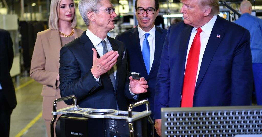 Tim Cook gave the first Mac Pro to Trump, apparently